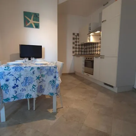 Blue Coralline Apartment *
