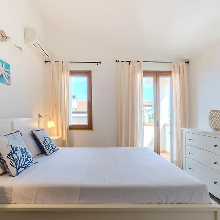 Blue Coralline Apartment *